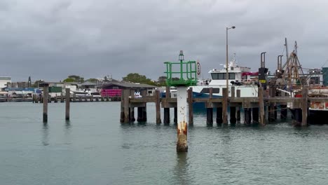 Boya-De-Tráfico-O-Poste-En-Agua-Con-Límite-De-Velocidad-Y-Luz-Cerca-De-La-Pesca-Comercial