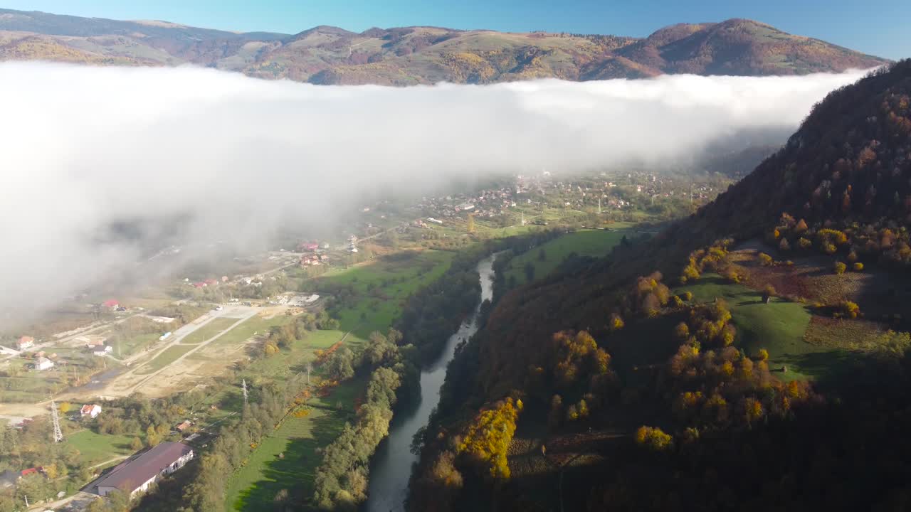 panorámica tomada sobre el hermoso paisaje pintoresco de transilvania, rumania, con ríos y árboles de colores de otoño