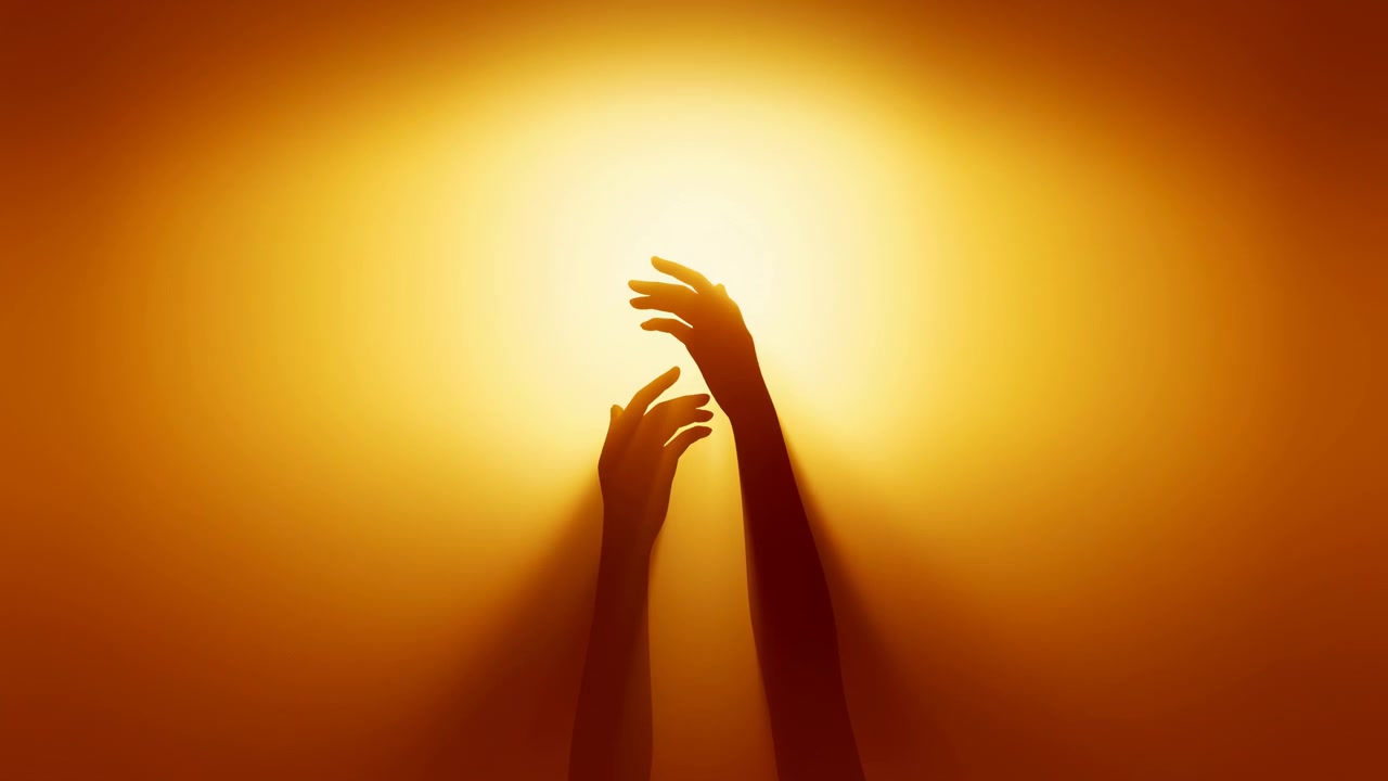 Due mani e avambracci umani anonimi si protendono verso l'alto verso un'intensa retroilluminazione centrale, con le punte delle dita divaricate e leggermente separate, formando un gesto aperto con ombre stratificate, bagliore caldo e contrasto drammatico.