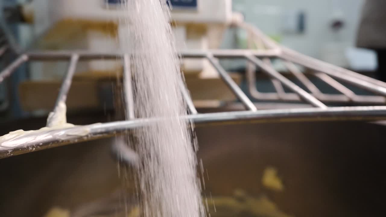 물을 첨가한 산업용 반죽 서