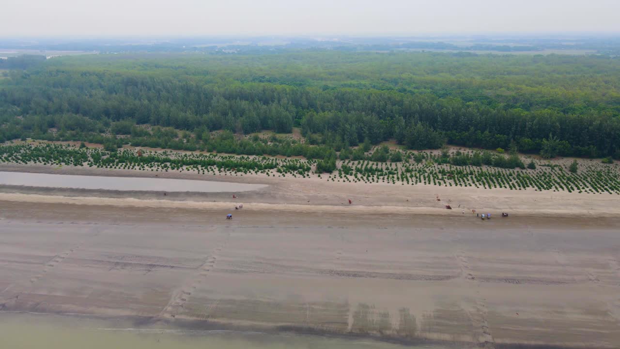 쿠아카타 해변 과 인근 의 선다르반 맹그로브 숲 의 공중 사진