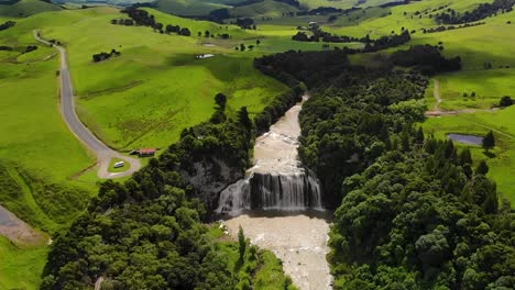 Waihi-Falls,-New-Zealand