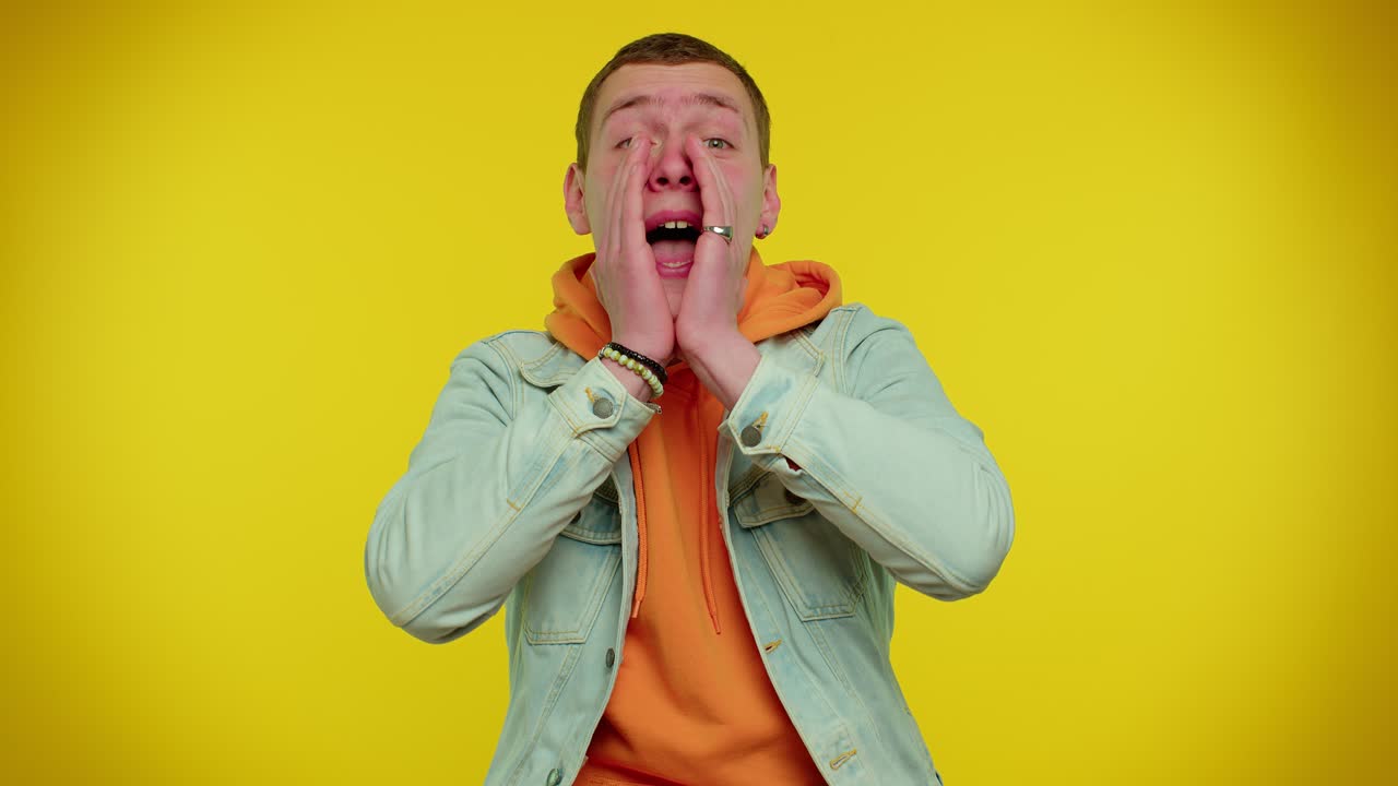 hombre gritando en voz alta a la cámara