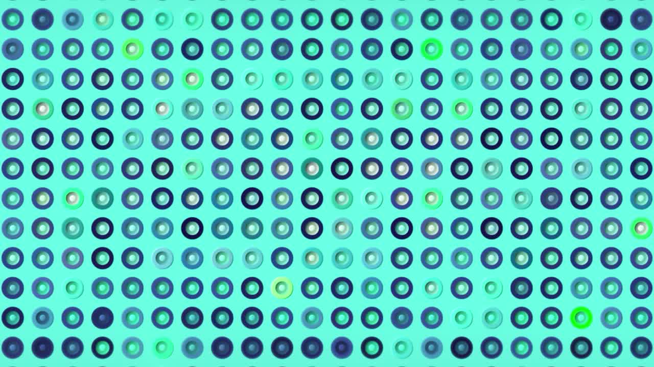 многоцветные пуговицы мерцают изолированно на светло-голубом фоне, бесшовная петля. движение. силуэты крошечных колец в голубых тонах.