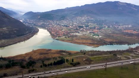 larga carretera tsitamuri por el río aragvi y el río mtkvari cerca de la ciudad de mtskheta en georgia