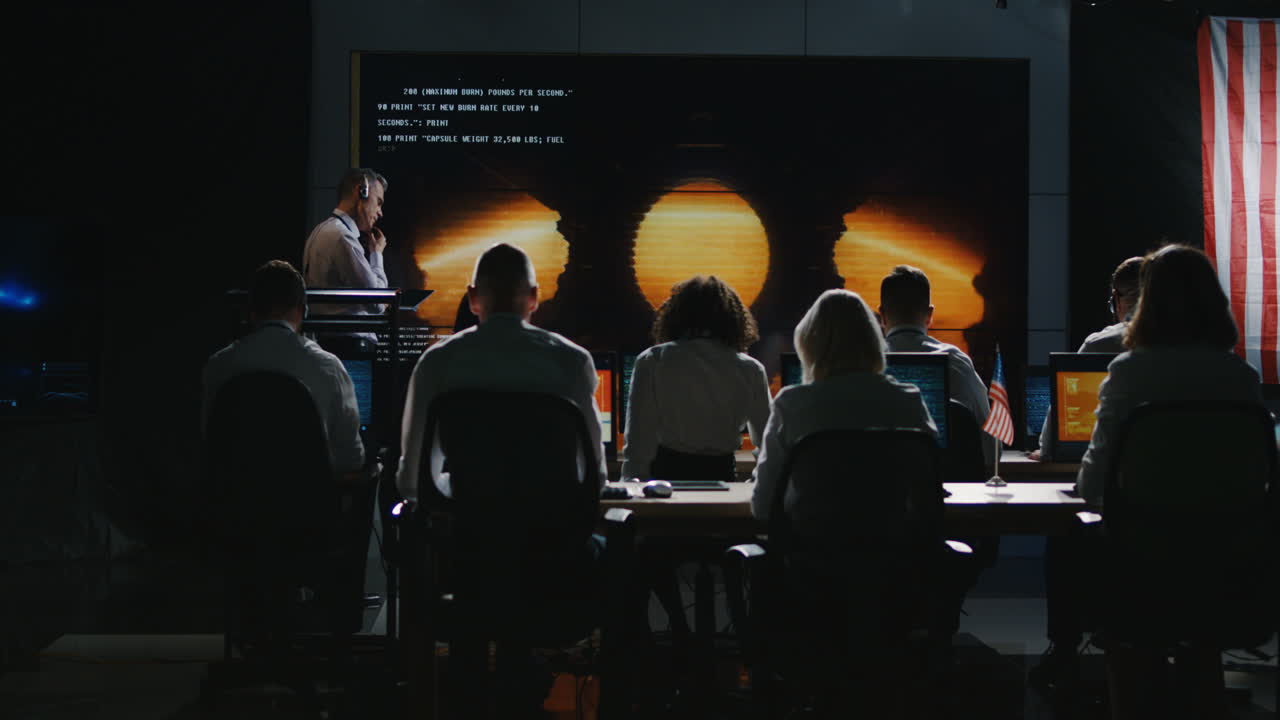 우주 임무 통제실에서 성공을 축하하는 팀