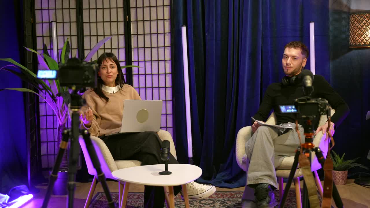 Due persone che registrano un podcast o un'intervista in uno studio