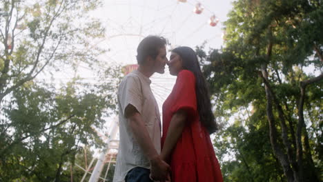 Pareja-Enamorada-En-El-Parque