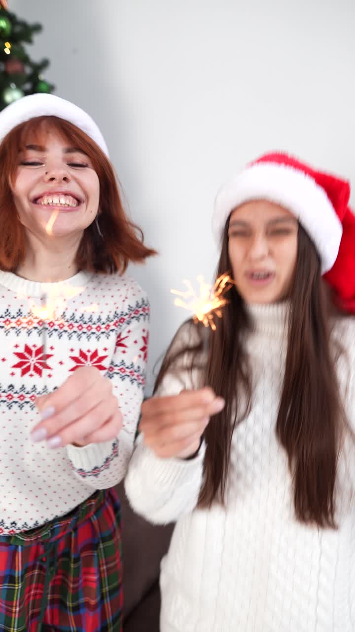 dos chicas celebrando navidad con sparkler