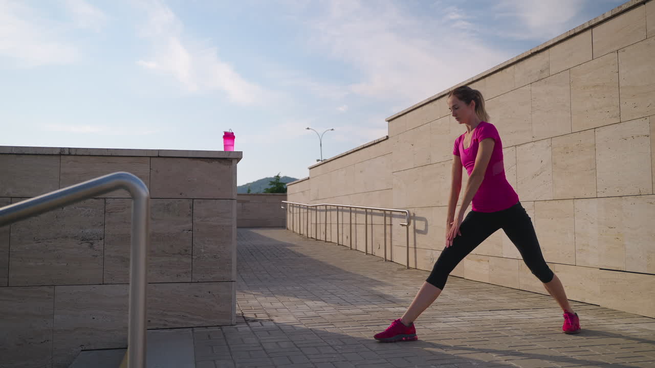 mujer estirándose al aire libre