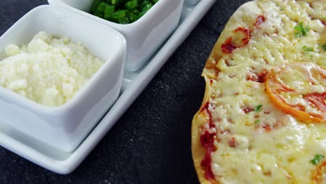pizza al horno con aderezos de tomate cereza e ingredientes