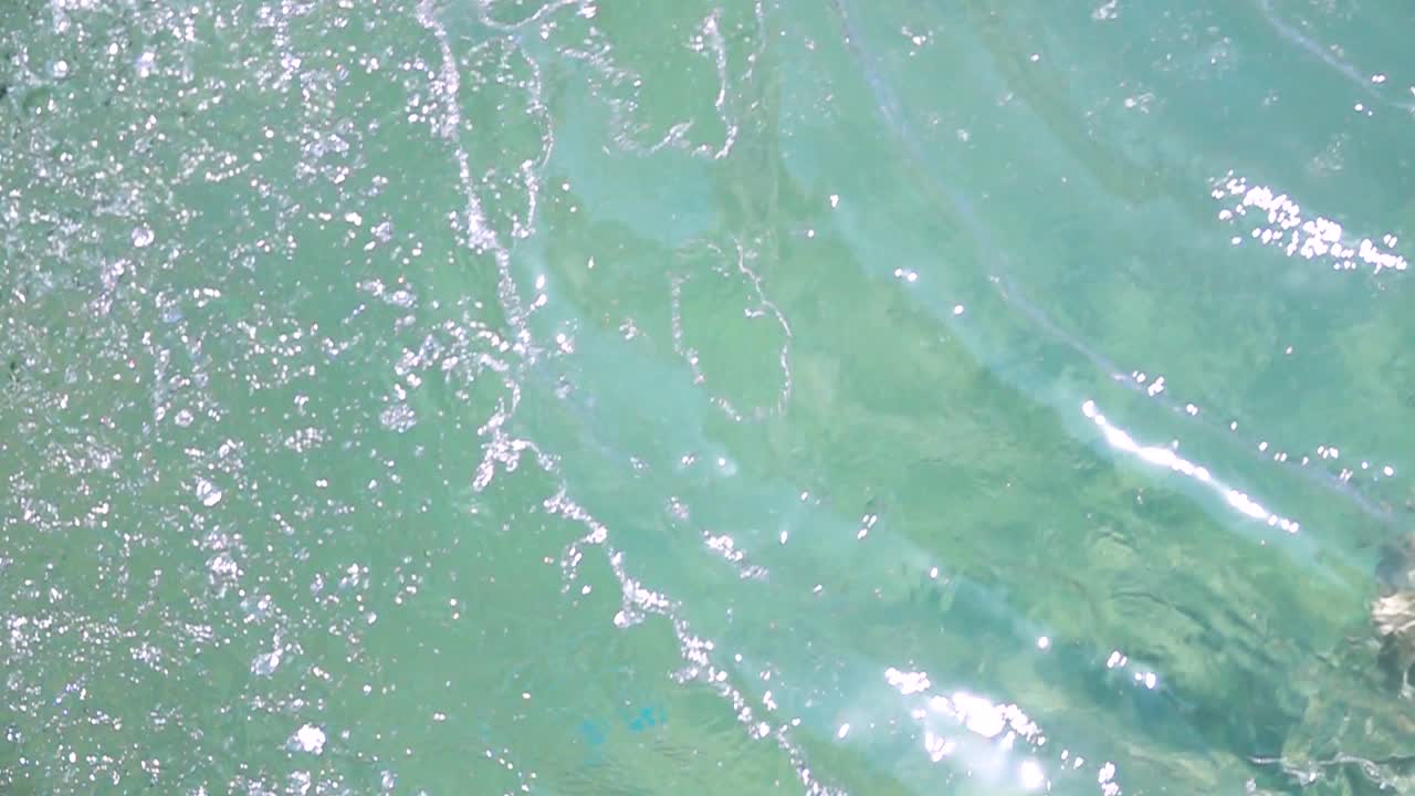 agua salpicando en una fuente