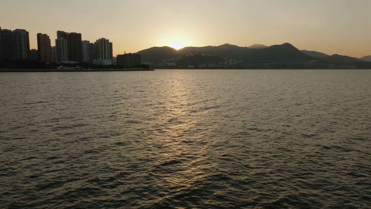 일몰 동안 홍콩의 공중 도시 풍경 현대적인 도시 경관을 구축하는 초고층 빌딩의 실루엣