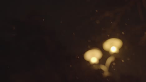 poste de lámpara vintage en el fondo durante la nevada en la noche, vista estática