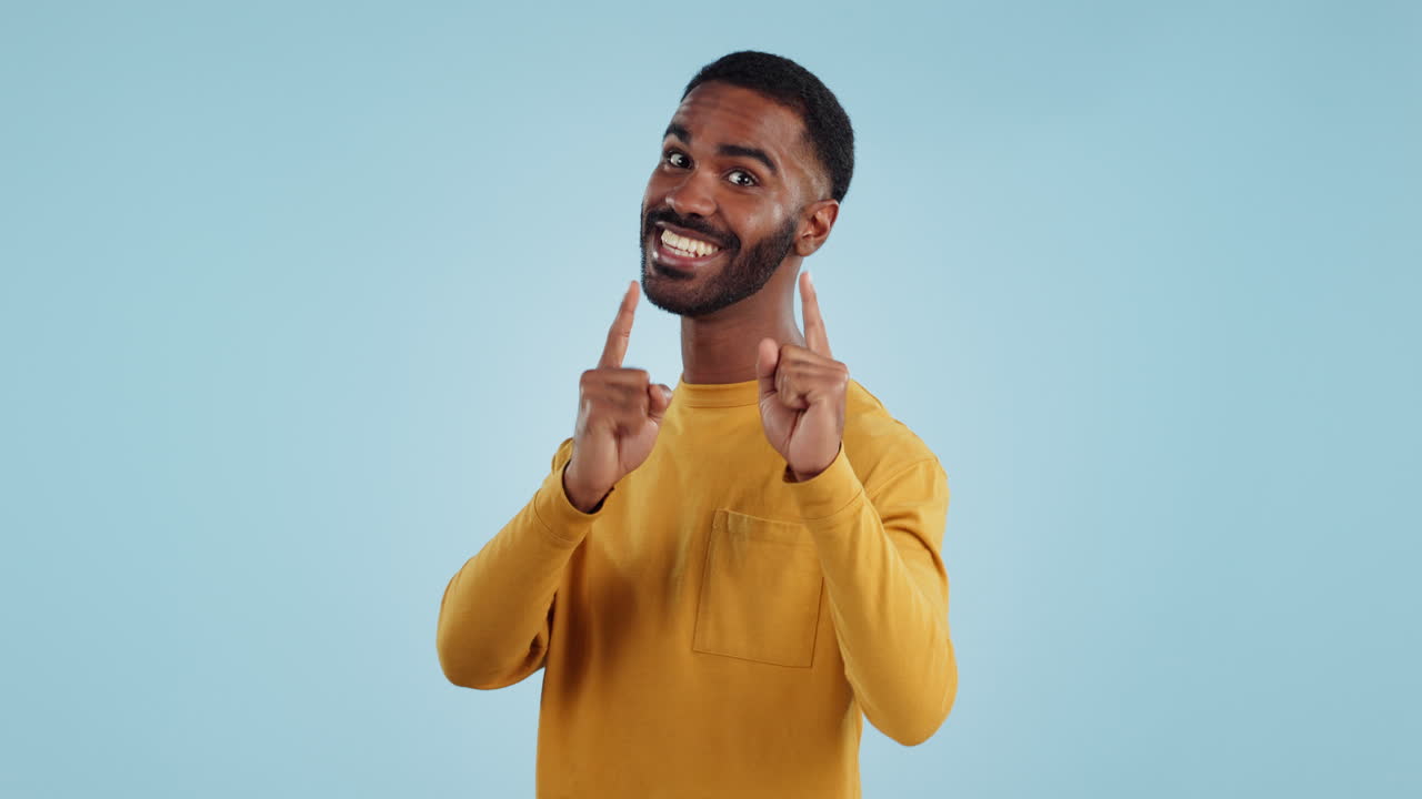cara, emocionado y hombre negro apuntando a usted