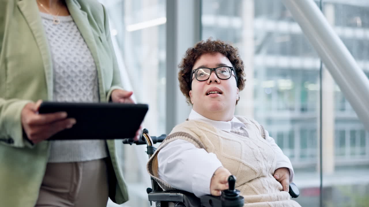 tableta, viajes y una mujer con discapacidad