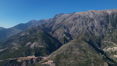 Hohe-Berge-Treffen-In-Diesem-Faszinierenden-Touristenziel-Auf-Weite-Meere-Und-Bieten-Die-Pracht-Der-Natur-Und-Die-Pracht-Der-Küste-Sowie-Die-Majestät-Der-Albanischen-Riviera