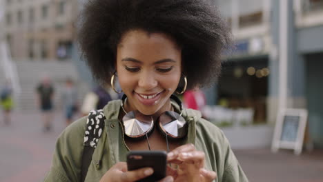 Retrato-En-Cámara-Lenta-De-Una-Joven-Afroamericana-De-Moda-Usando-Una-Aplicación-Para-Teléfonos-Inteligentes-Enviando-Mensajes-De-Texto-Navegando-Por-Las-Redes-Sociales-Disfrutando-Del-Estilo-De-Vida-Urbano