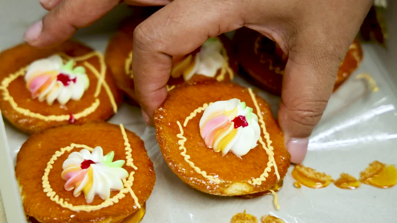 상자 에서 장식 된 오렌지 케이크 를 손 으로 뽑는 것