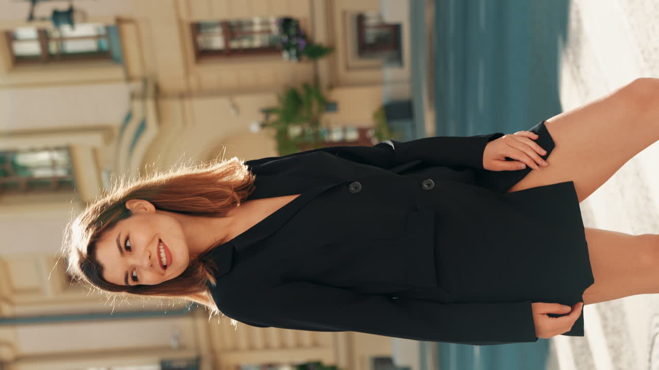 검은색 블레이저와 짧은 치마를 입은 여자