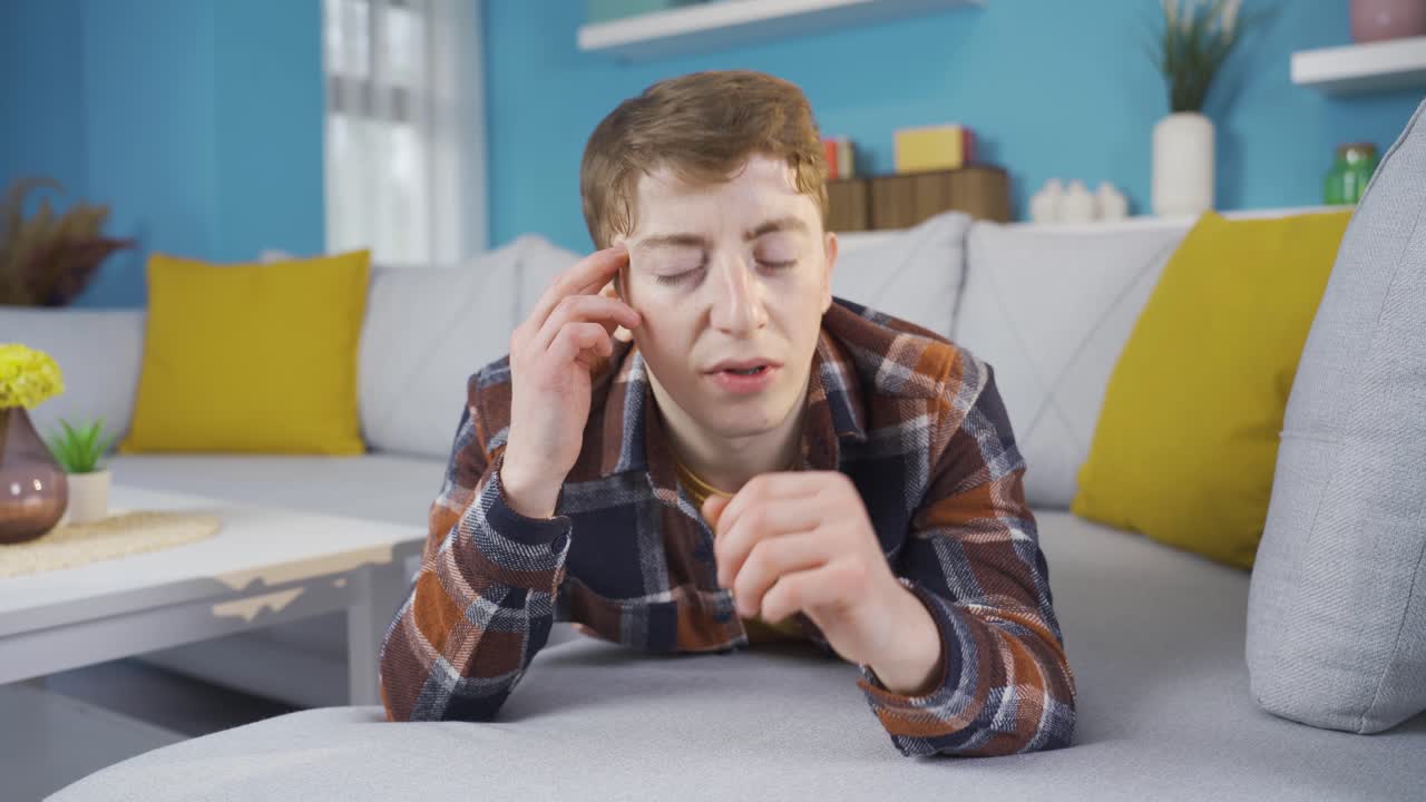 집에 누워 있는 젊은이가 생각하고 아이디어를 떠올립니다.