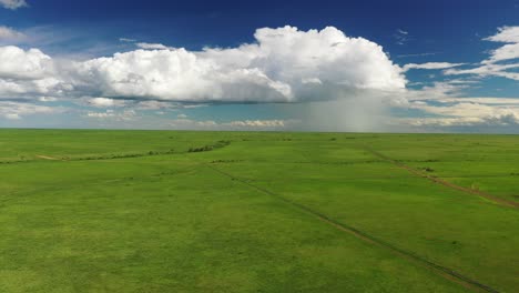 Drohne-über-Grünem-Outback-Vista-In-Der-Nähe-Von-Winton,-Outback-Queensland