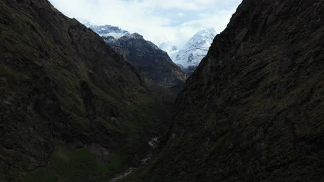 Rotating-drone-shot-of-the-valley-inside-the-Annapurna-mountains,-Nepal