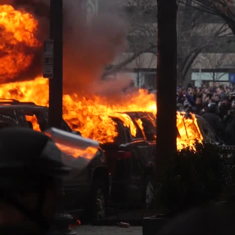 Ein-Großes-Feuer-Wütet,-Als-Bei-Donald-Trumps-Amtseinführung-In-Washington,-D.C.,-Gewalt-Ausbricht