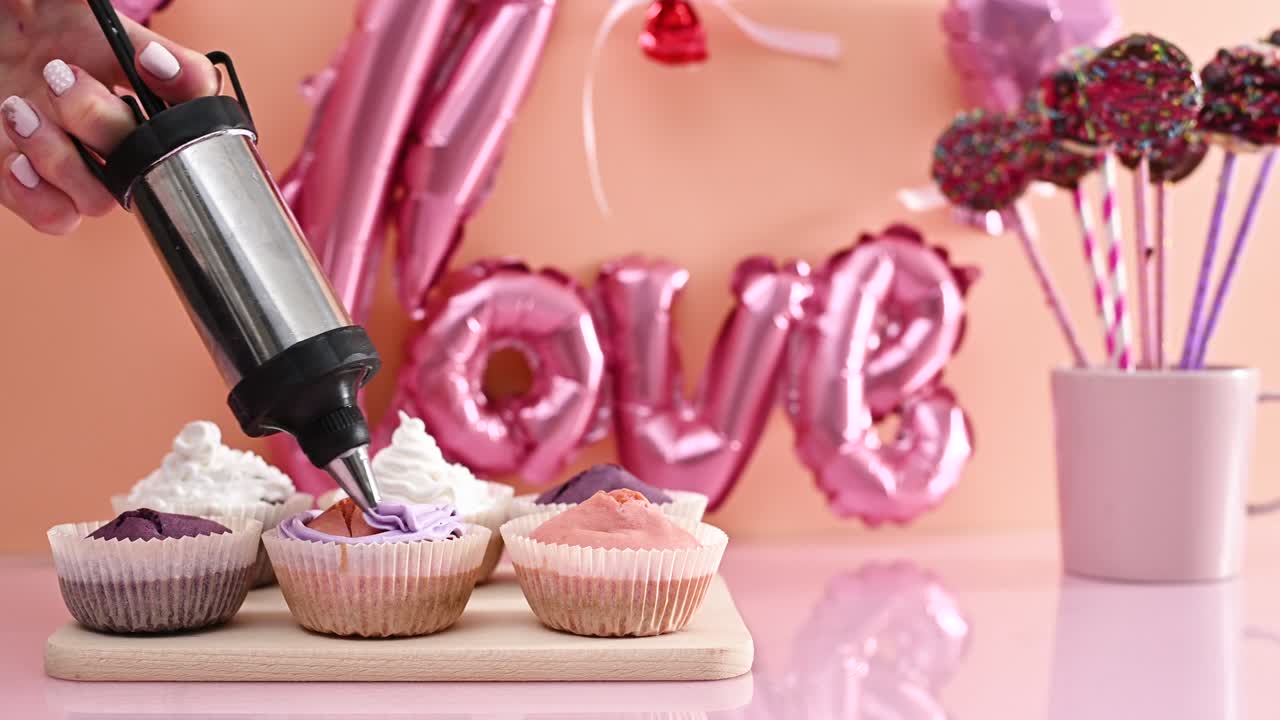 발렌타인 데이 장식 분홍색과 보라색 컵 케이크 파스텔 보라색 크림으로 디저트