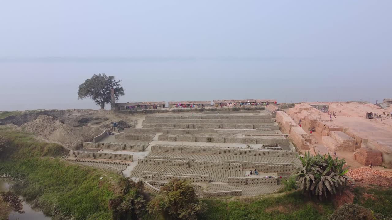 la industria del ladrillo se desarrolló alrededor del suelo aluvial a lo largo del río ganga