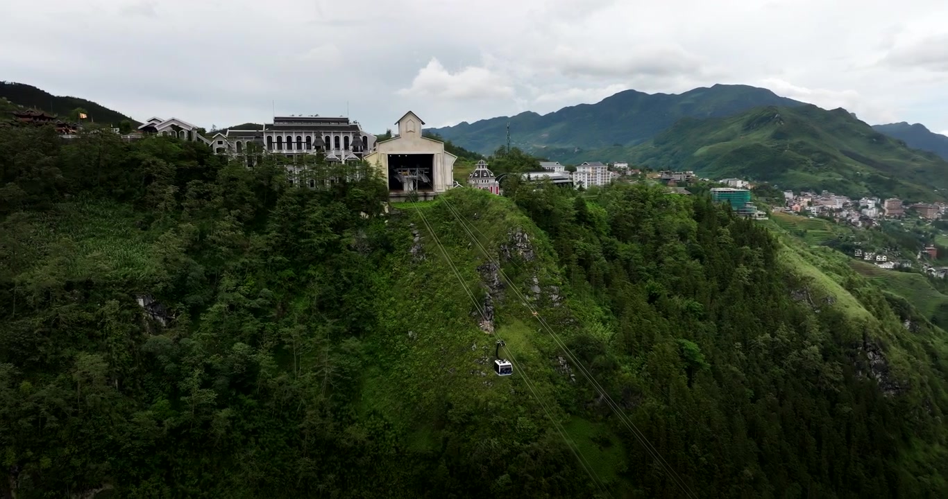 Sun World Fansipan Legend, cáp treo đang di chuyển, Sapa, Dãy núi Hoàng Liên, Việt Nam. Drone bay vòng trên không.