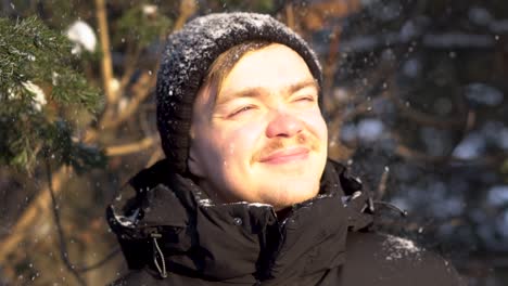 hombre disfrutando de la nieve