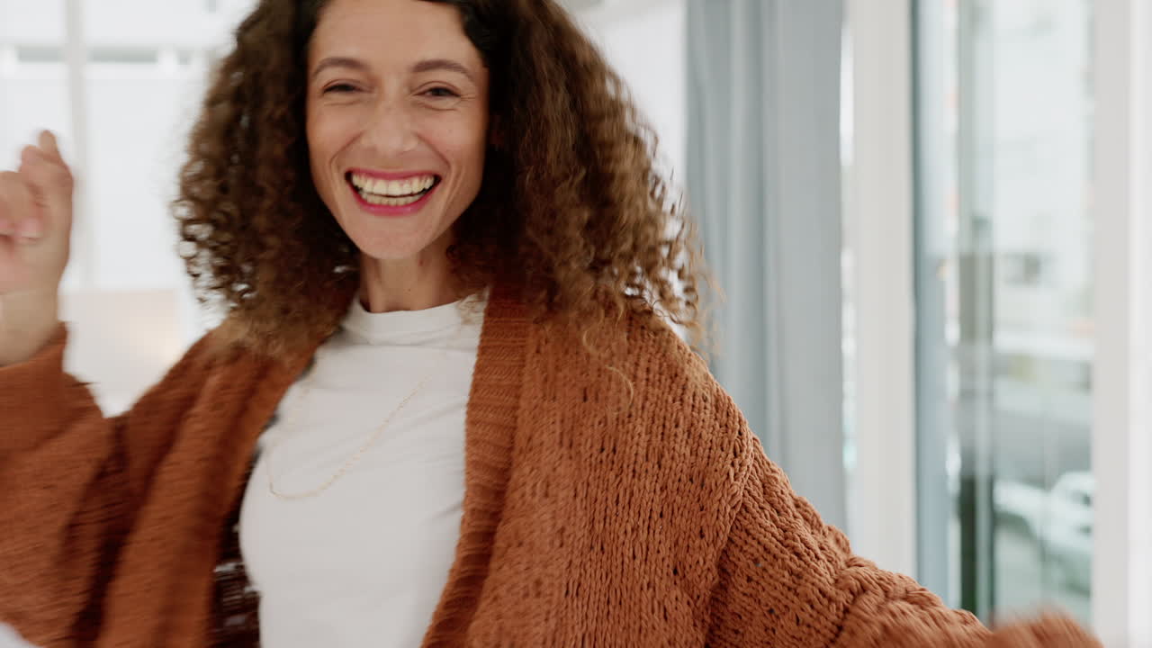feliz, mujer y loca bailando en alegría para el fin de semana