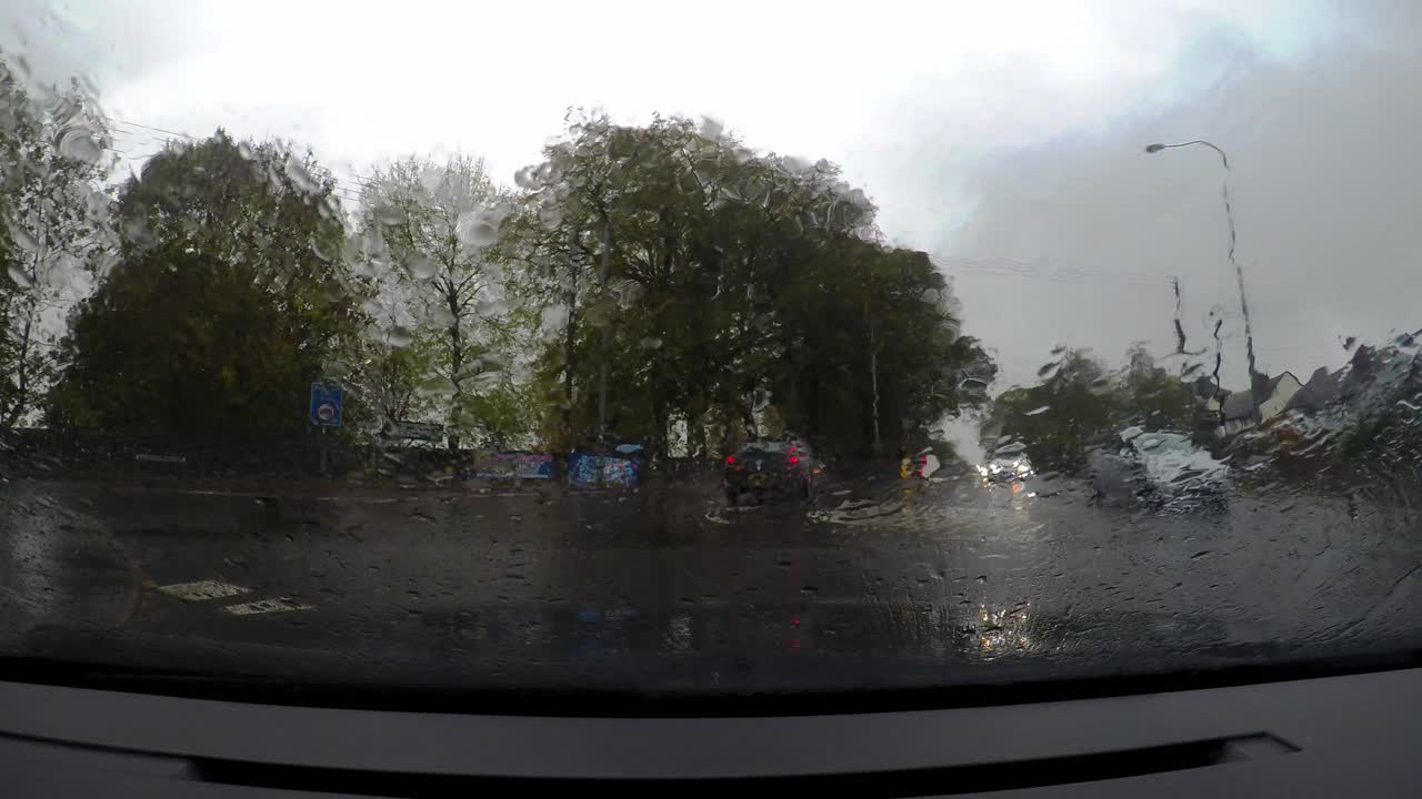 도로 위 폭우, 앞 유리에 폭우, 자동차, 밴, 트럭을 타고 고속도로를 운전하는 동안 앞 유리, 저속 촬영