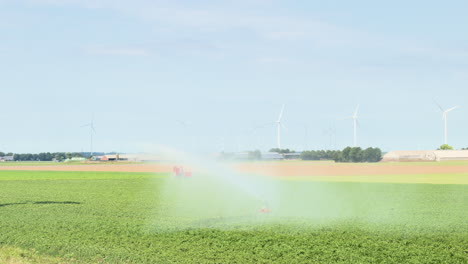 sistema de riego agrícola rociando agua sobre cultivos, los países bajos-1