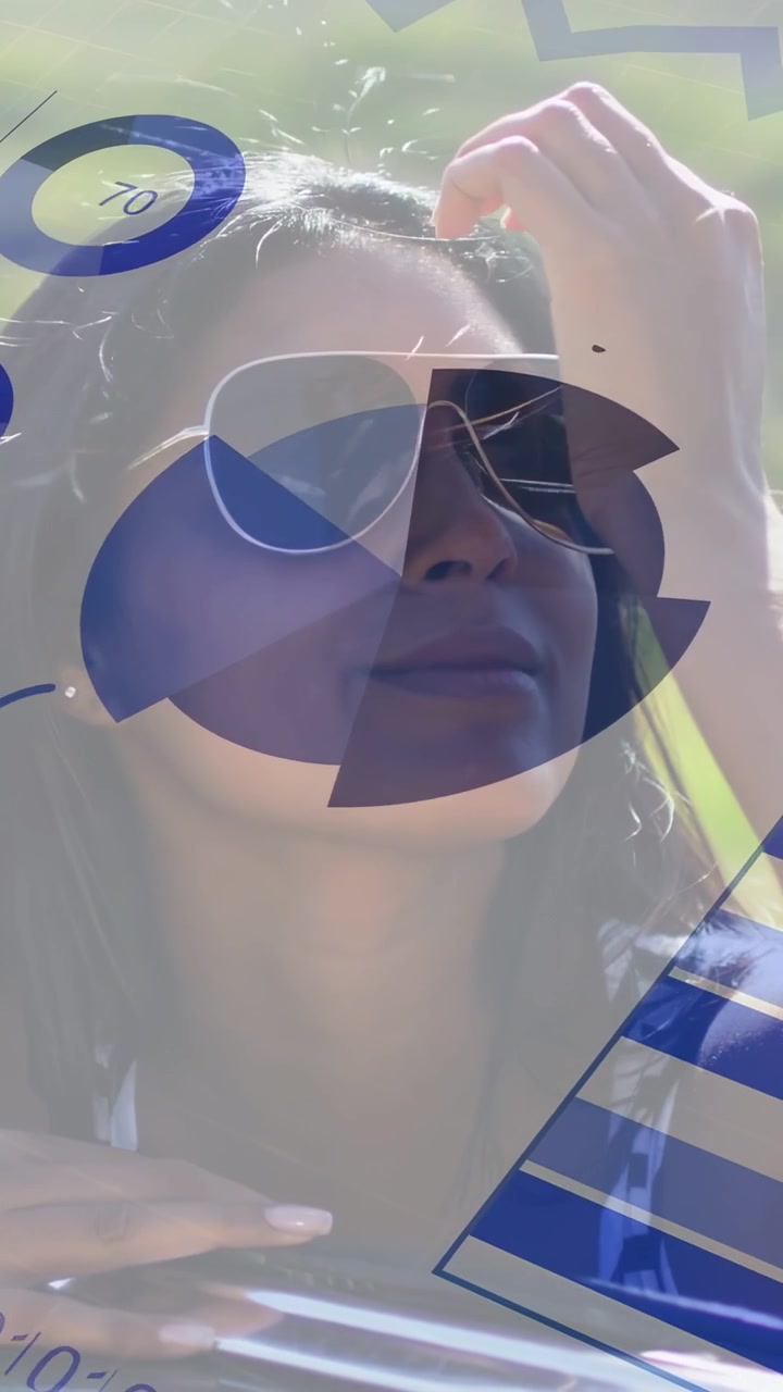 Video verticale: Donna che si ripara gli occhi alla portiera dell'auto mentre dati blu scorrono attraverso le sfumature, nascondendo il viso.