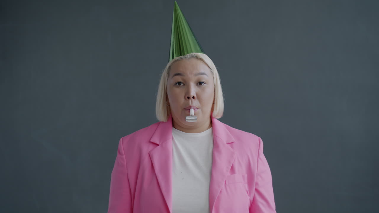 파티 를 축하 하는 여자