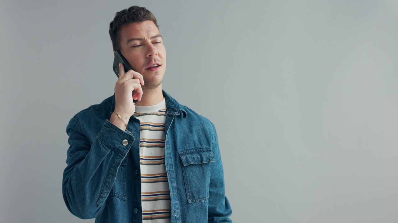 전화로 시간을 확인하는 남자