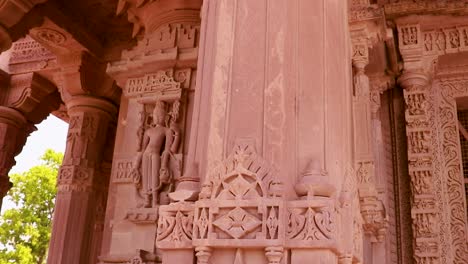 Dios-Hindú-único-ídolo-Arte-Grabado-En-La-Pared-Del-Templo-Desde-Un-ángulo-Plano-Por-La-Mañana