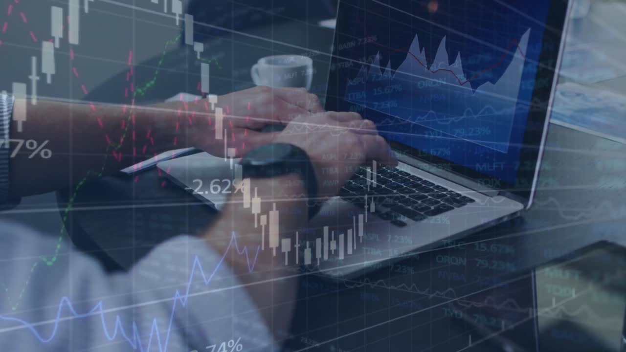 animación del procesamiento de datos financieros sobre un empresario caucásico que usa una computadora portátil en la oficina