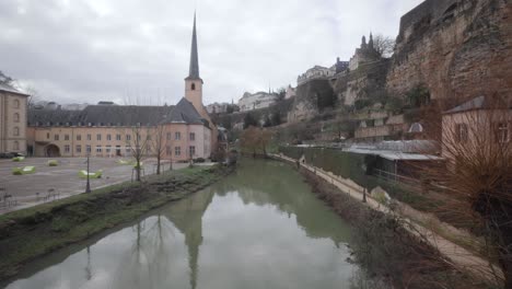 Río-Alzette-Con-La-Abadía-De-Neumunster-En-Grund,-Ciudad-De-Luxemburgo-Desde-El-Puente-Stierchen