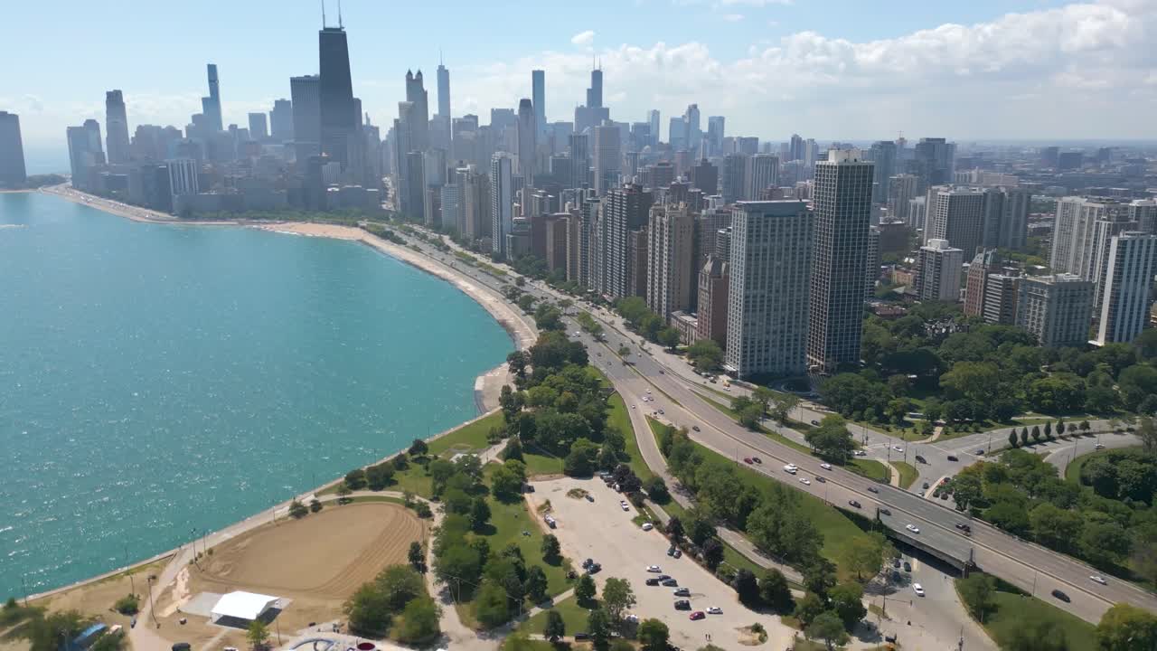 vista aérea del horizonte del centro de chicago con vistas a la torre willis y al muelle de la marina en un agradable día soleado en verano
