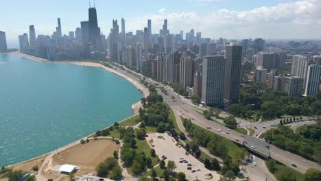 Vista-Aérea-Del-Horizonte-Del-Centro-De-Chicago-Con-Vistas-A-La-Torre-Willis-Y-Al-Muelle-De-La-Marina-En-Un-Agradable-Día-Soleado-En-Verano