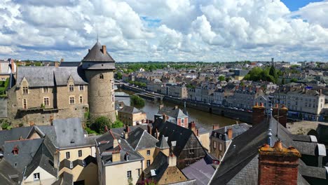 Laval-Stadt-Mit-Burg-Und-Fluss,-Frankreich