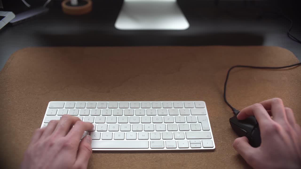 hombre escribiendo en su teclado y usando su ratón