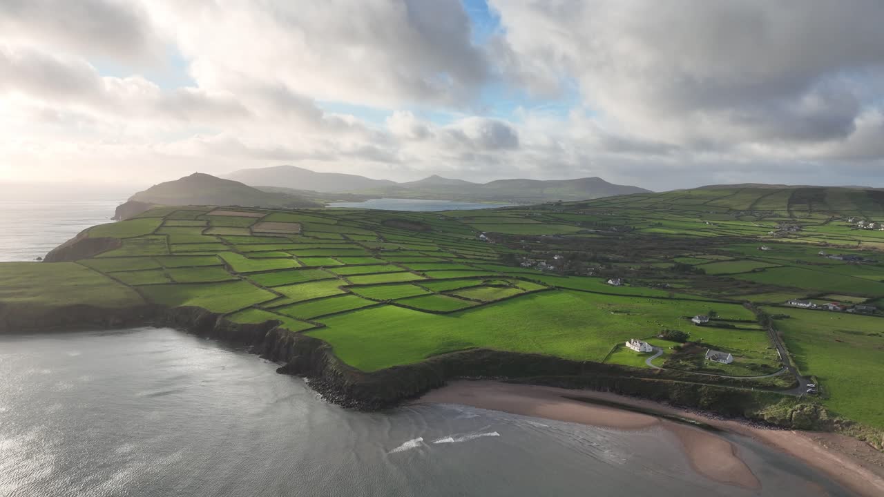 Paisajes épicos irlandeses Península de Dingle desde arriba Mosaico de tierras de cultivo de la bahía de Kenmare
