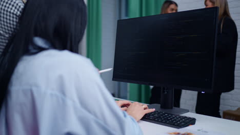 mujer codificando en la oficina