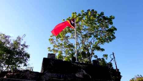 bandera de timor en el fuerte de balibo en timor-leste, asia sureste