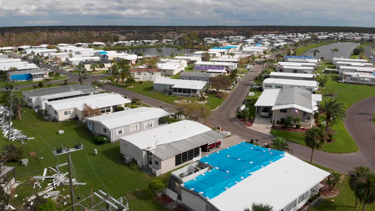 video de dron de 4k de casas móviles dañadas por huracanes en puerto norte, florida - 08