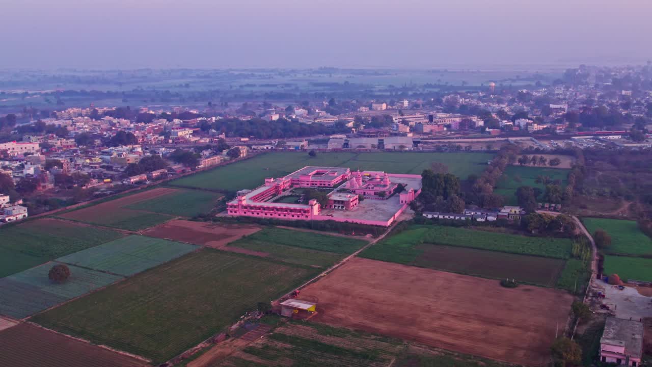 Terreno agricolo con UDASIN SANGAT RISHI ASHRAM e case residenziali nel villaggio di Ranopali, Ayodhya, Uttar Pradesh, India. Di giorno, avvicinamento, ripresa con drone, 4K.